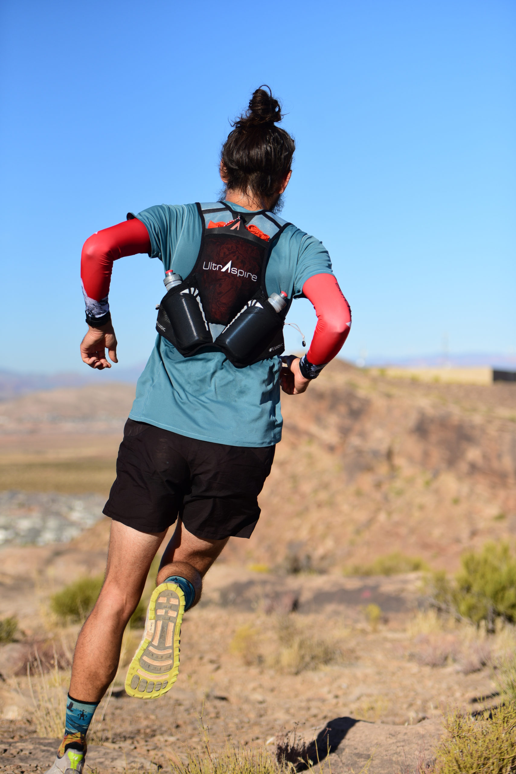 Momentum 2.0 Race Vest + 2x UltraFlask 550 Hybrid Bottles - Image 9