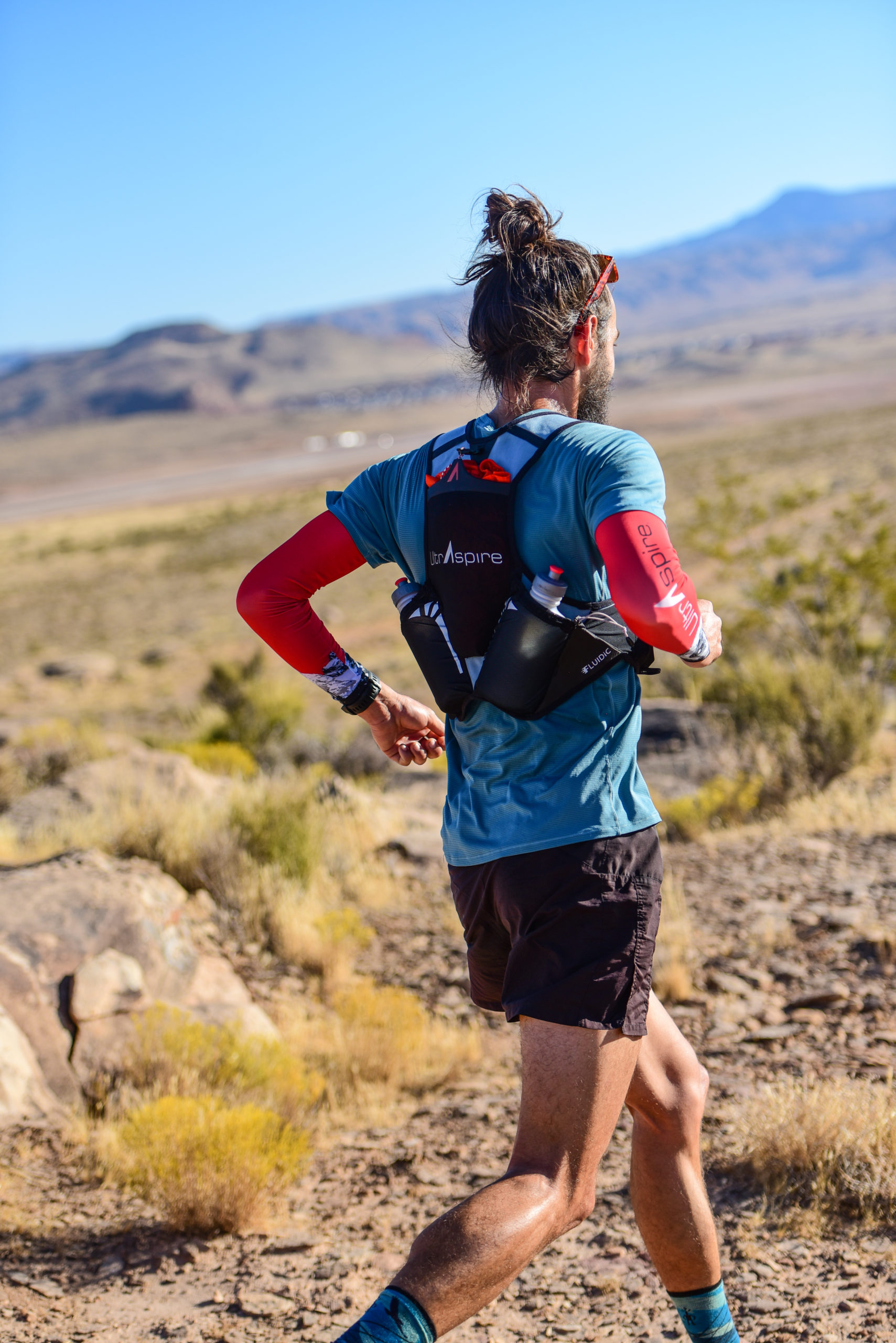 Momentum 2.0 Race Vest + 2x UltraFlask 550 Hybrid Bottles - Image 8
